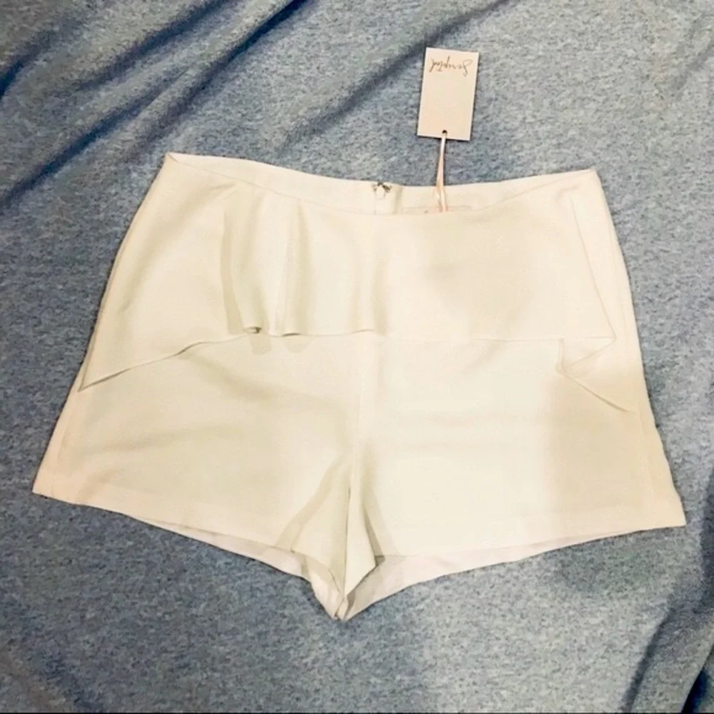 Scripted Front Ruffle Shorts - Cream - Women’s Large NWT - Picture 3 of 8